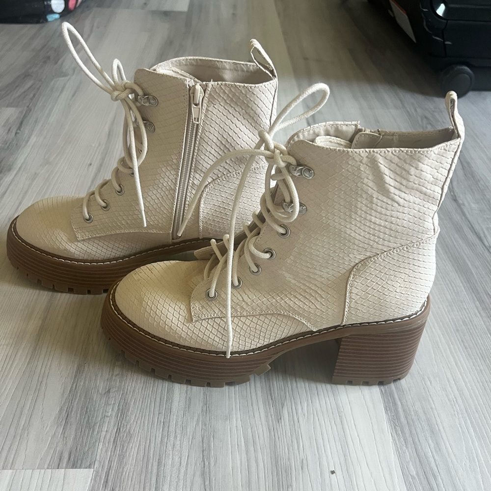 Mia Ivory faux leather snake lace up‎ combat boot 8.5M